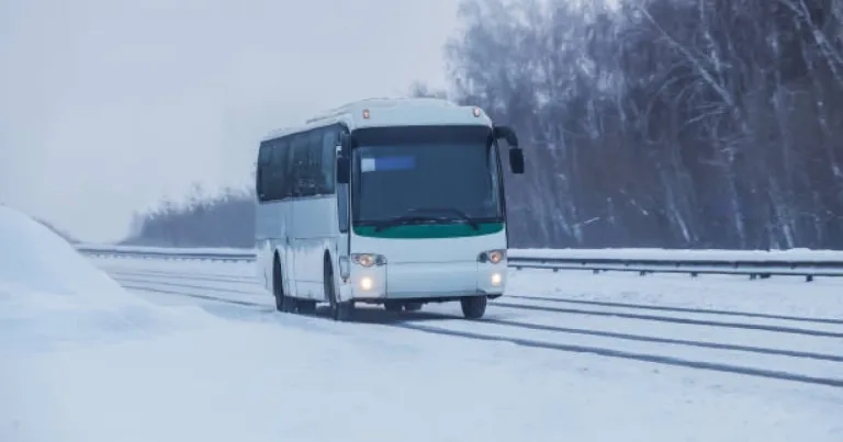 Абай облысында 50 жұмысшы мінген автобус аударылған