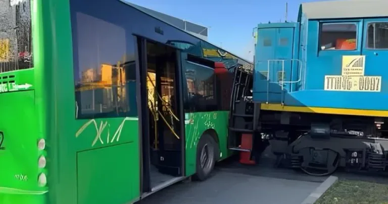 Алматы облысында пойыз бен автобус соқтығысып қалды
